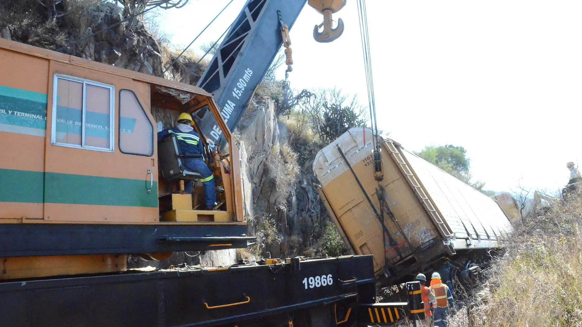 27 DIC PESADAS GRUAS TRABAJARON